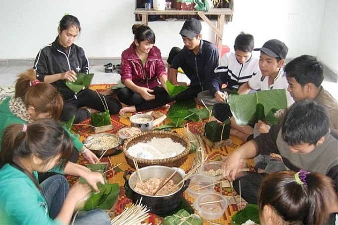 Gói bánh chưng Tết. Ảnh minh họa